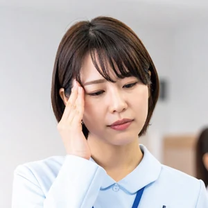 困り顔の受付スタッフ